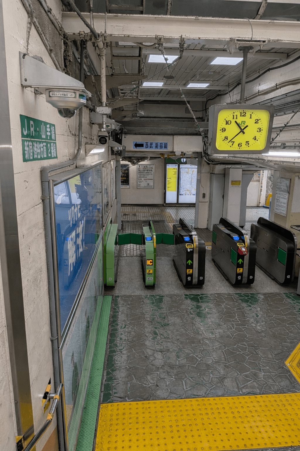 戸山口の改札を出て左へ