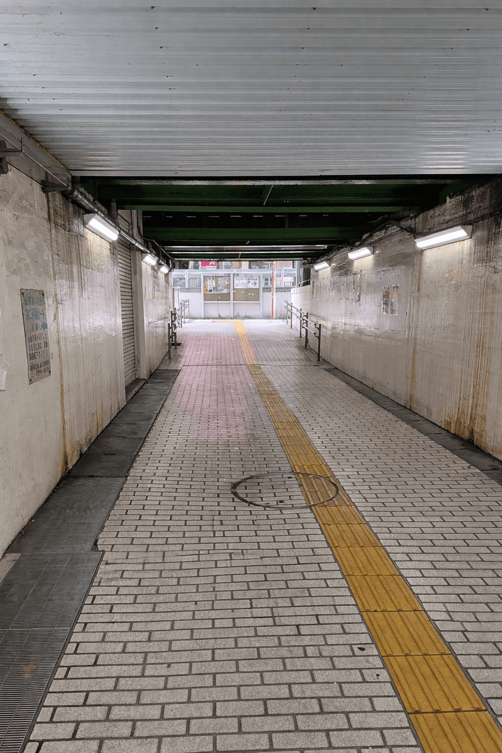 地下道を出たら右に曲がる