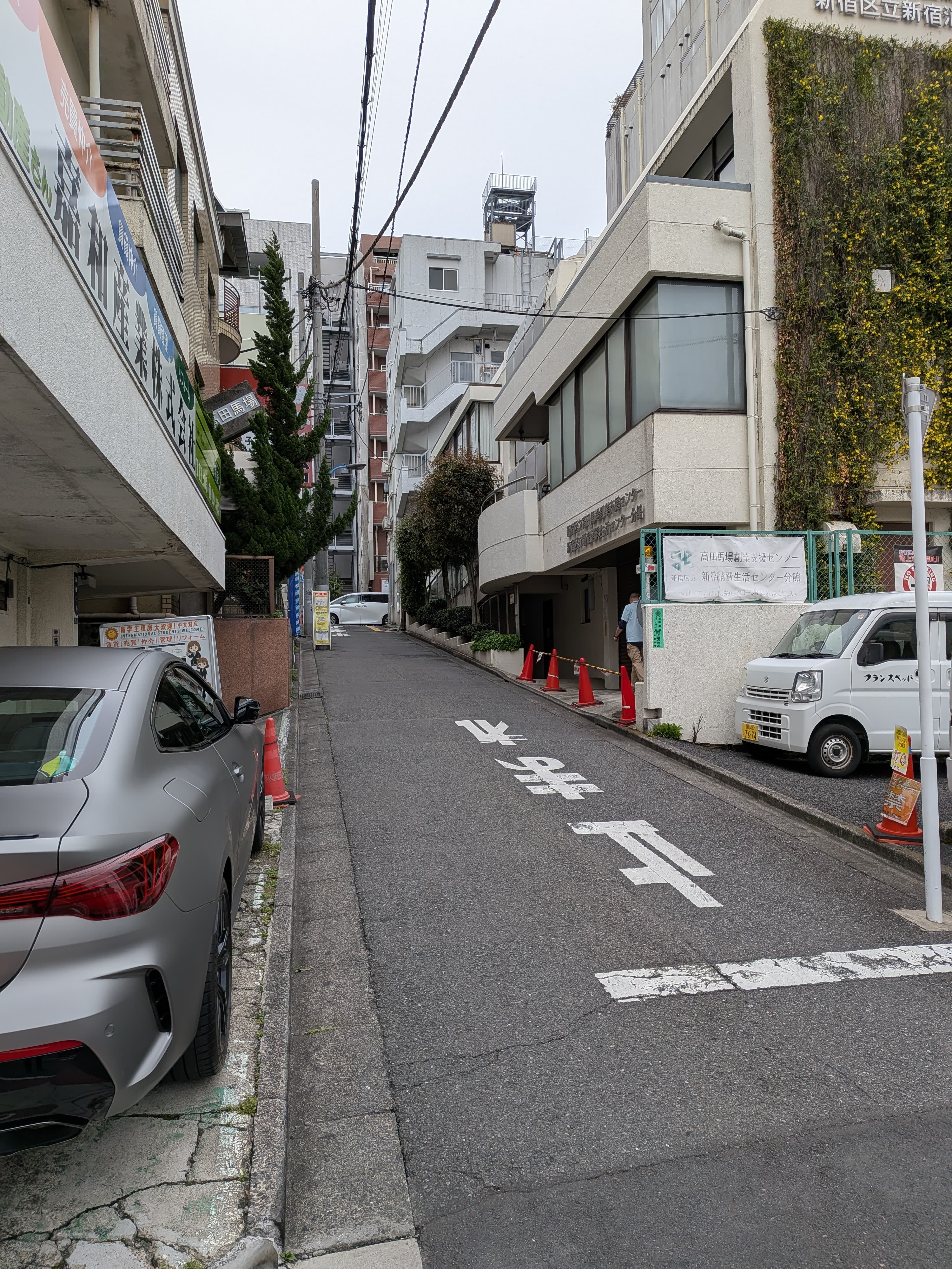 上り坂を進んで大通りへ