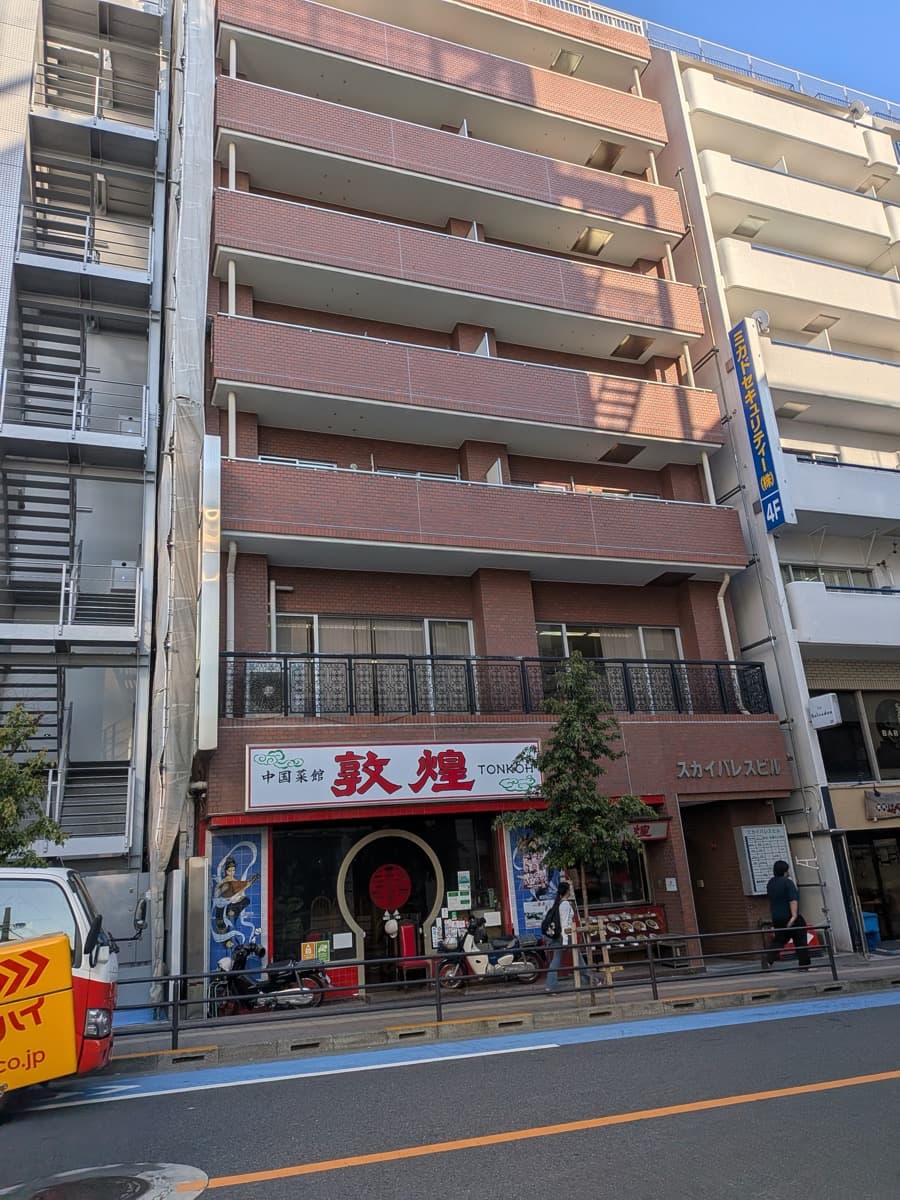 茶色のレンガビルが目印